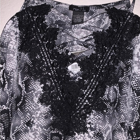 NWT Rue21 snake skin print cami blouse L - Picture 3 of 5